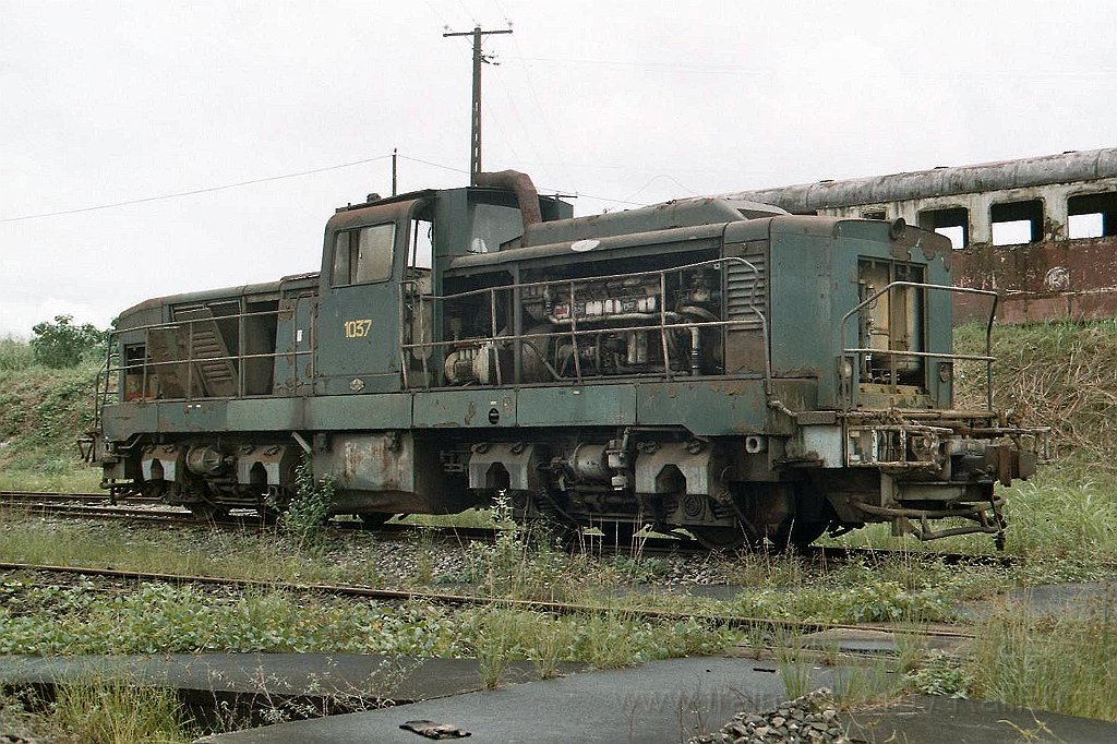 0987-0010.jpg - Camrail BB 1037 / Douala - Dépot de Bessengué 11.8.2004