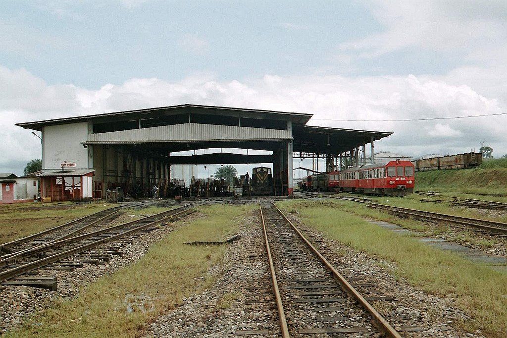 0987-0013.jpg - Camrail ZE 504M + ZE 505R + BB 1117 / Douala - Dépot de Bessengué 11.8.2004