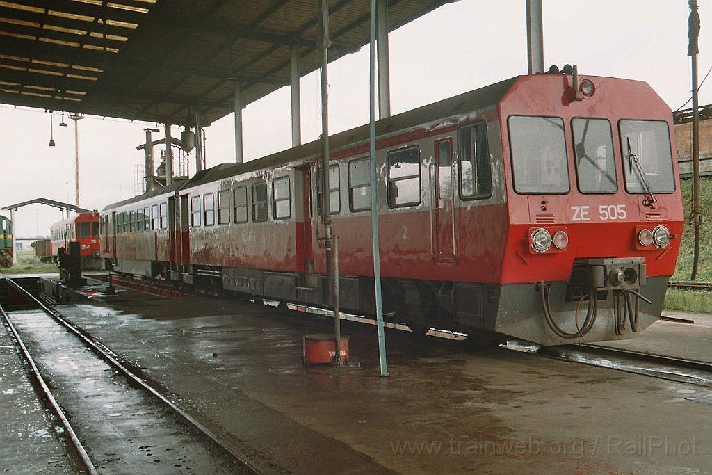0987-0017.jpg - Camrail ZE 505M + ZE 504R / Douala - Dépot de Bessengué 11.8.2004