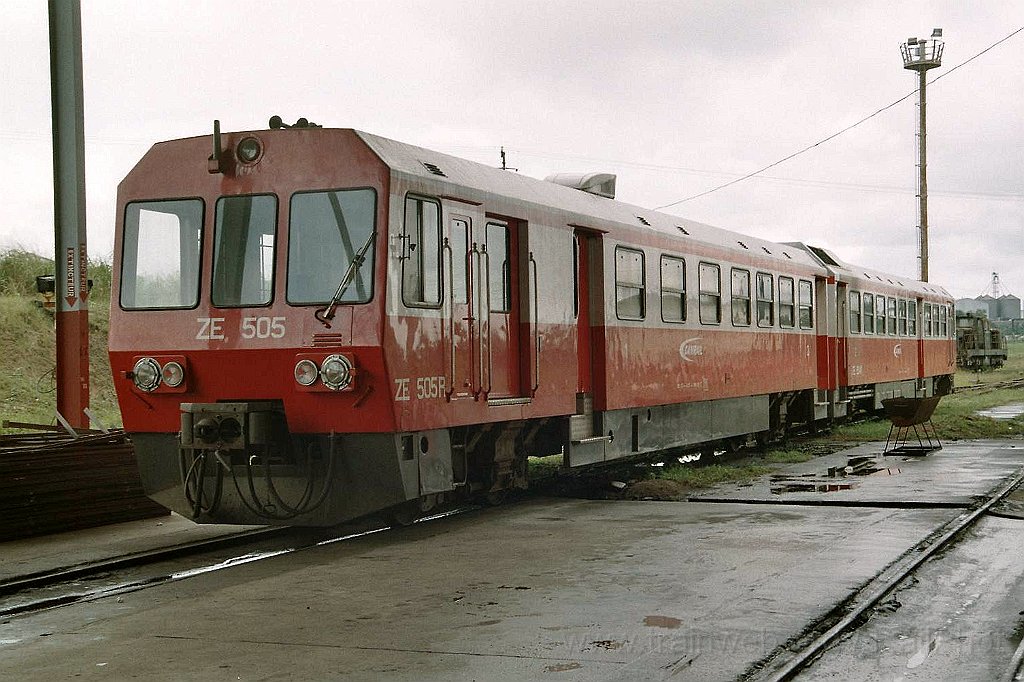 0987-0018.jpg - Camrail ZE 505R + ZE 504M / Douala - Dépot de Bessengué 11.8.2004