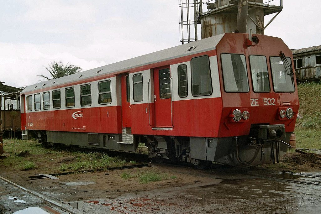 0987-0019.jpg - Camrail ZE 502R / Douala - Dépot de Bessengué 11.8.2004