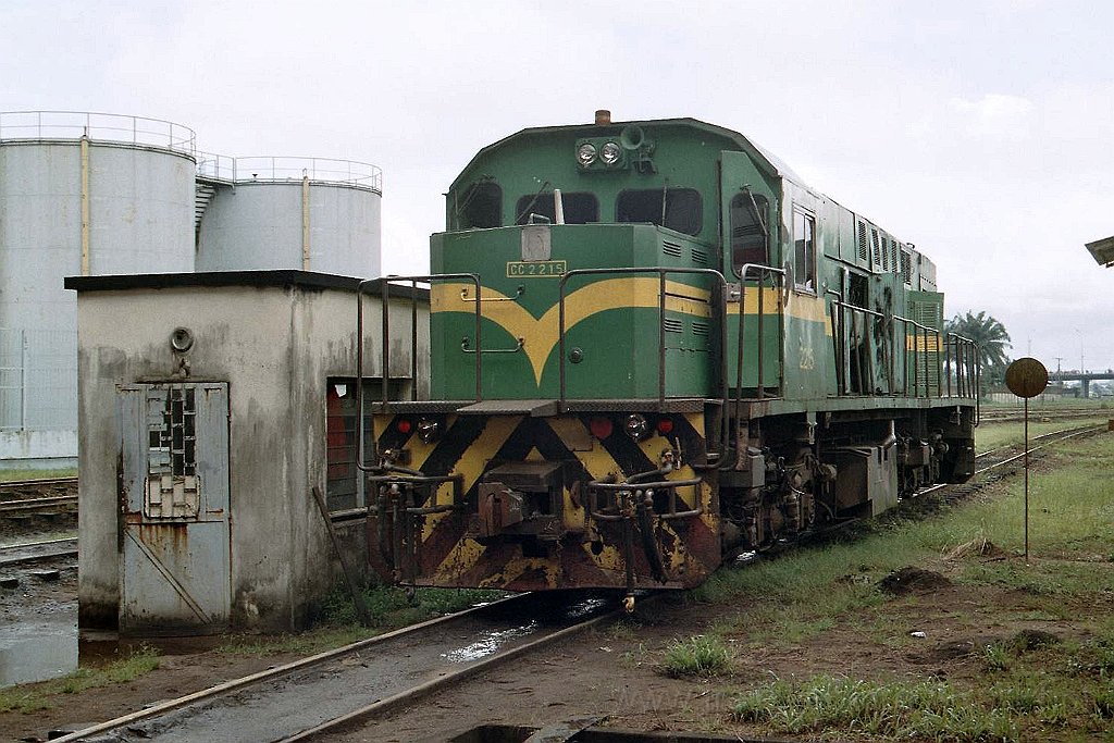 0987-0020.jpg - Camrail CC 2215 / Douala - Dépot de Bessengué 11.8.2004