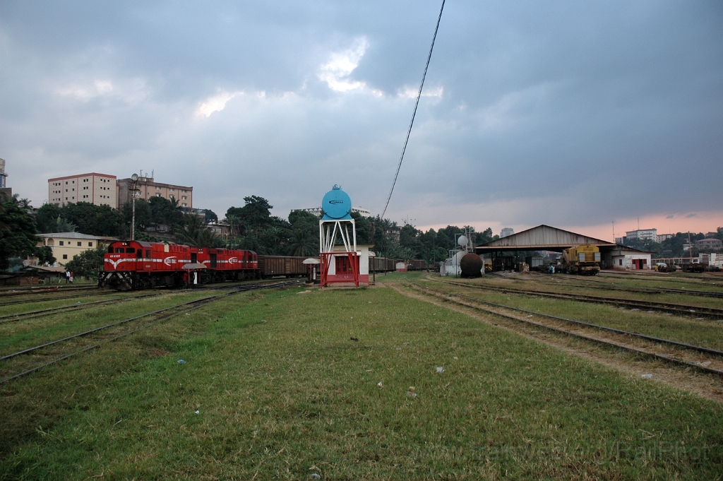 3028-0020-010114.jpg - Camrail CC 2221 + CC 2226 + Grue 69001 / Yaoundé-Marchandises 1.1.2014