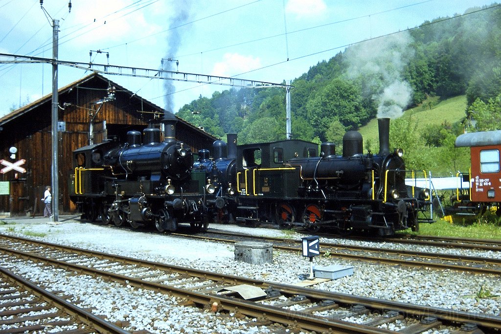 0886-0026.jpg - VHMThB Ec 3/5 3 + DVZO E 3/3 10 + Ed 3/4 2 / Bauma 26.5.2001