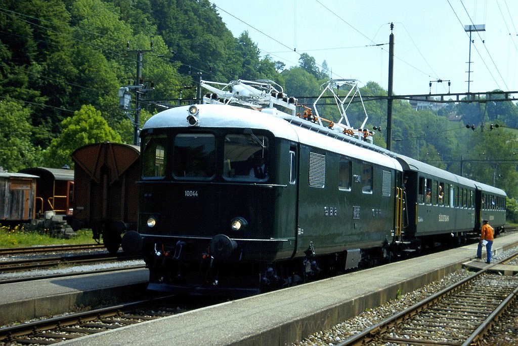 0886-0035.jpg - SBB-CFF Re 4/4' 10044 / Bauma 26.5.2001