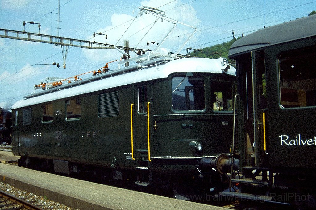 0886-0037.jpg - SBB-CFF Re 4/4' 10044 / Bauma 26.5.2001