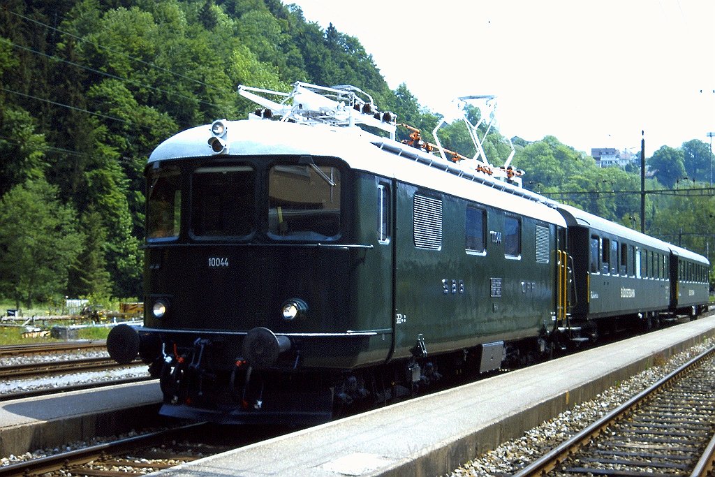 0886-0038.jpg - SBB-CFF Re 4/4' 10044 / Bauma 26.5.2001