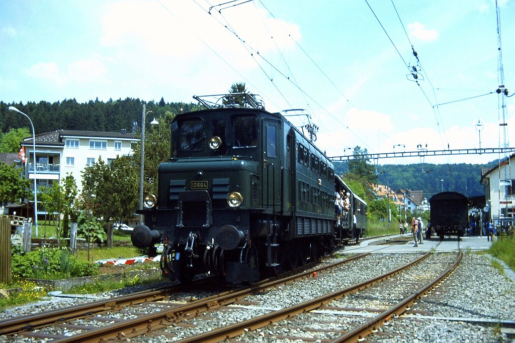 0887-0003.jpg - ERZU Ae 3/6' 10664 / Bäretswil 26.5.2001