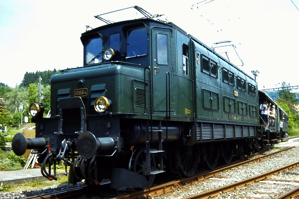 0887-0004.jpg - ERZU Ae 3/6' 10664 / Bäretswil 26.5.2001