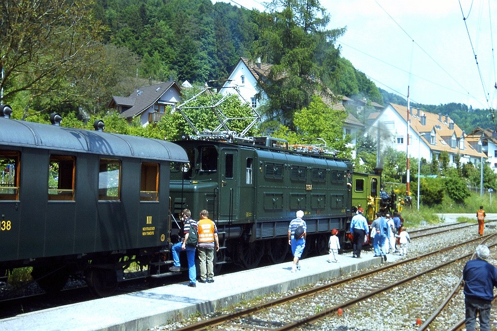 0887-0014.jpg - DVZO Ed 3/3 401 + ERZU Ae 3/6' 10664 / Bäretswil 26.5.2001