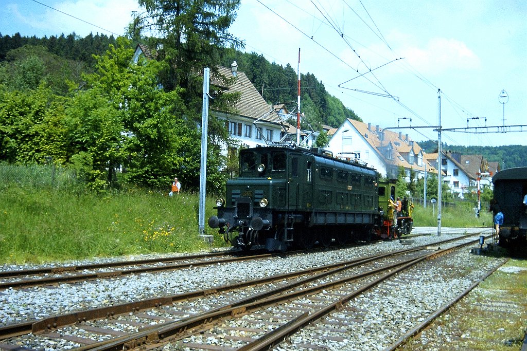 0887-0015.jpg - DVZO Ed 3/3 401 + ERZU Ae 3/6' 10664 / Bäretswil 26.5.2001