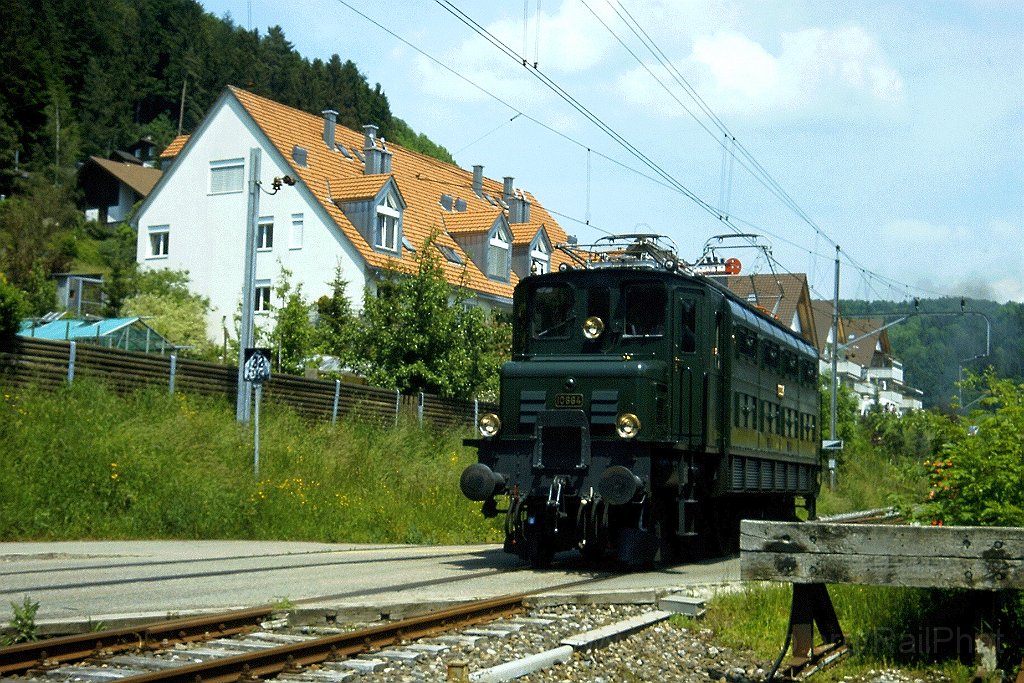0887-0016.jpg - ERZU Ae 3/6' 10664 / Bäretswil 26.5.2001