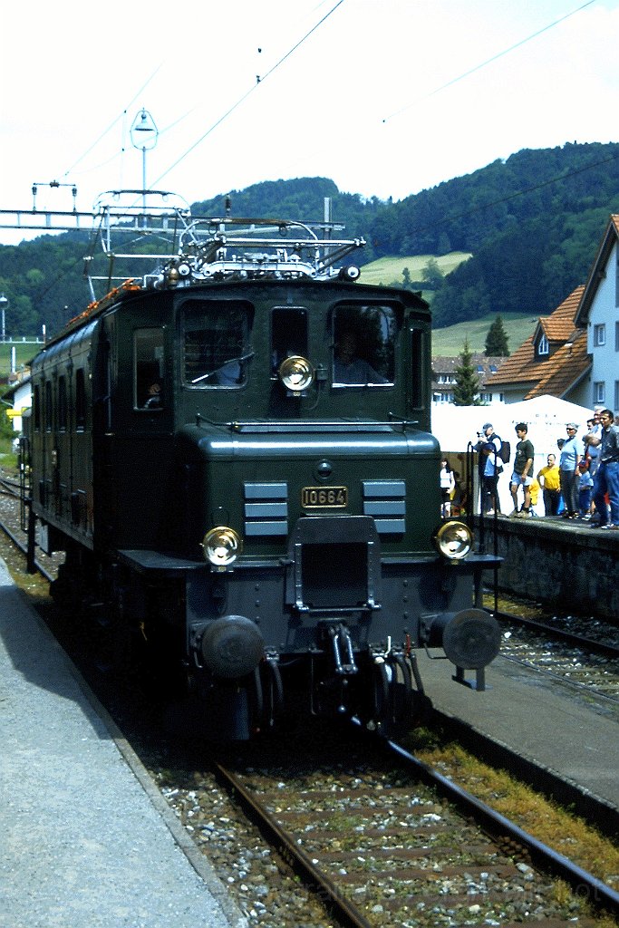 0887-0032.jpg - ERZU Ae 3/6' 10664 / Bäretswil 26.5.2001