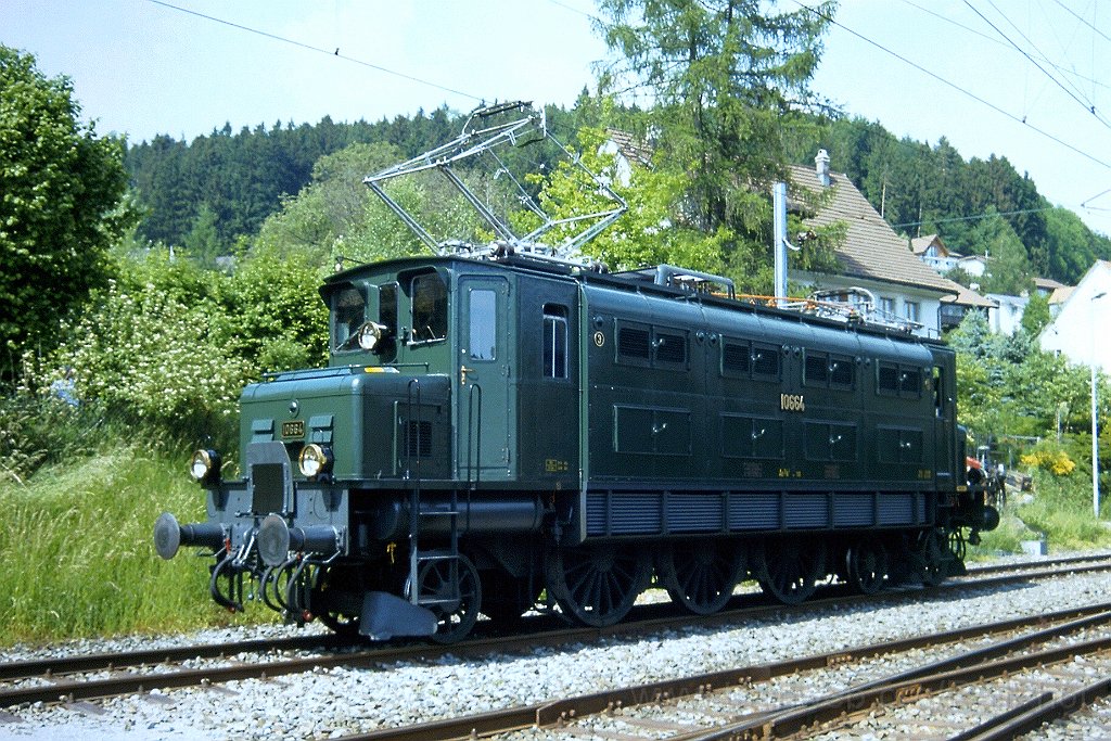 0887-0035.jpg - ERZU Ae 3/6' 10664 / Bäretswil 26.5.2001