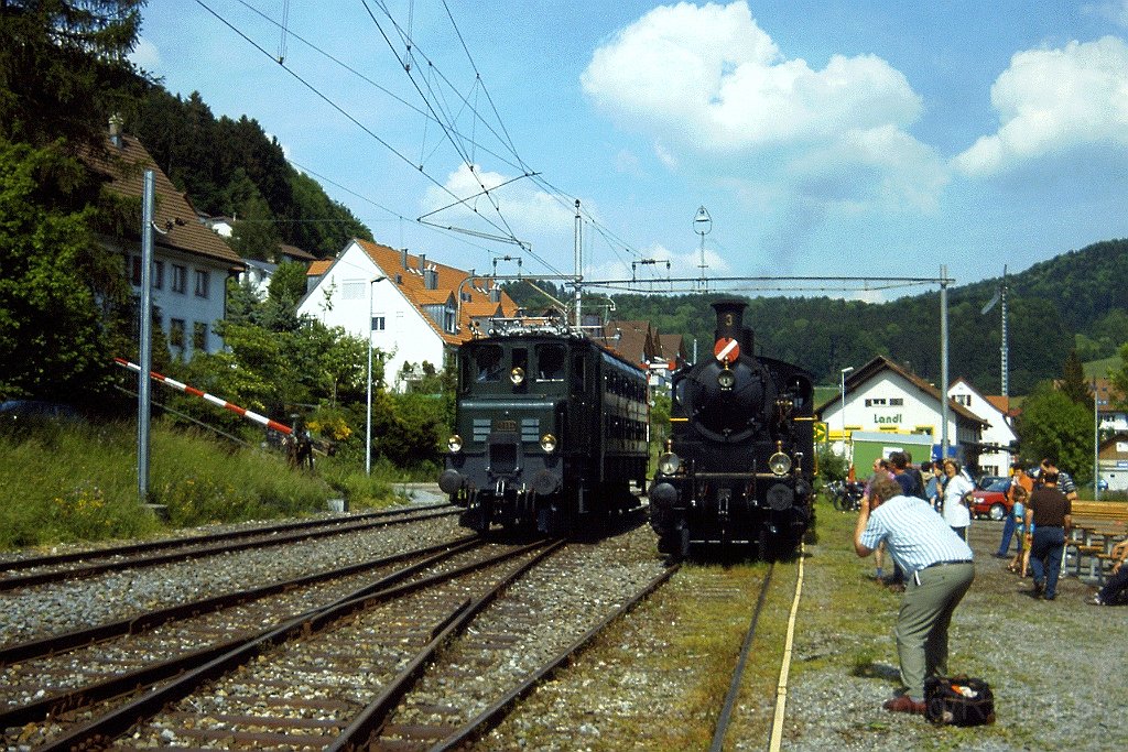 0887-0037.jpg - ERZU Ae 3/6' 10664 + VHMThB Ec 3/5 3 / Bäretswil 26.5.2001