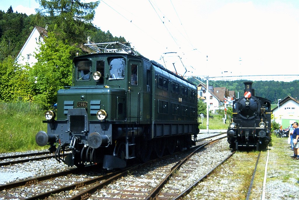 0887-0038.jpg - ERZU Ae 3/6' 10664 + VHMThB Ec 3/5 3 / Bäretswil 26.5.2001