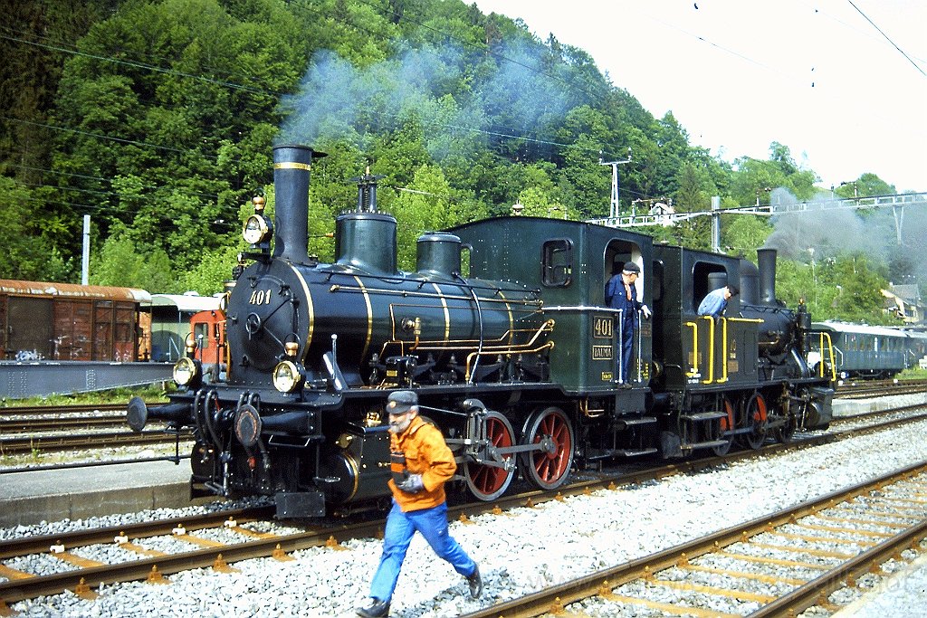 0888-0004.jpg - DVZO Ed 3/3 401 + DVZO E 3/3 10 / Bauma 26.5.2001