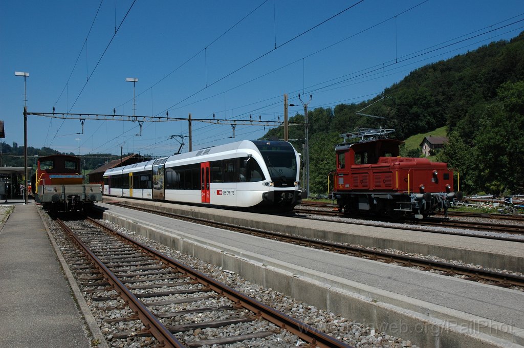 2149-0013-160711.jpg - Thurbo RABe 526.757-0 + DVZO TemIII 354 / Bauma 16.7.2011