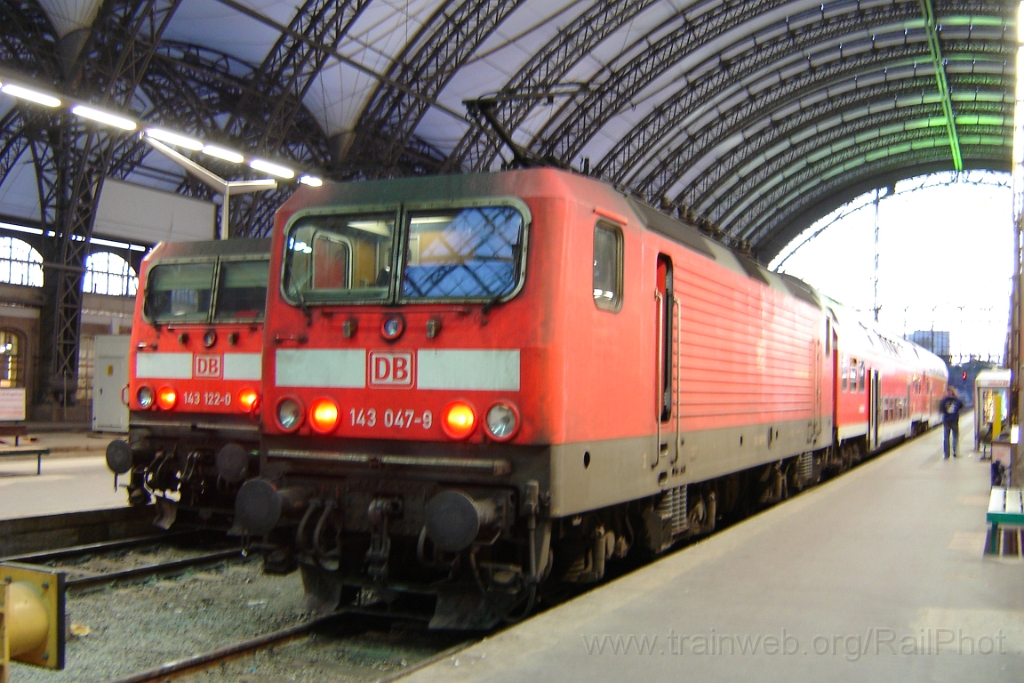1217-0032-080906.jpg - DBAG 143.047-9 + 122-0 / Dresden Hbf 8.9.2006