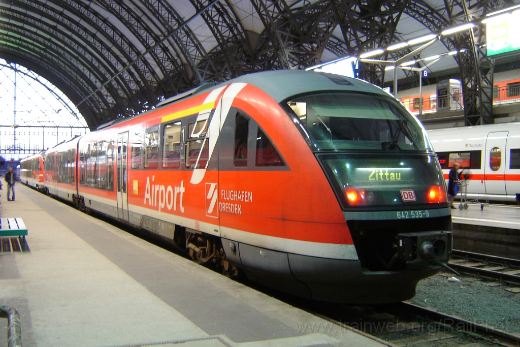 1217-0035-080906.jpg - DBAG 642.535-9 "Flughafen Dresden" / Dresden Hbf 8.9.2006