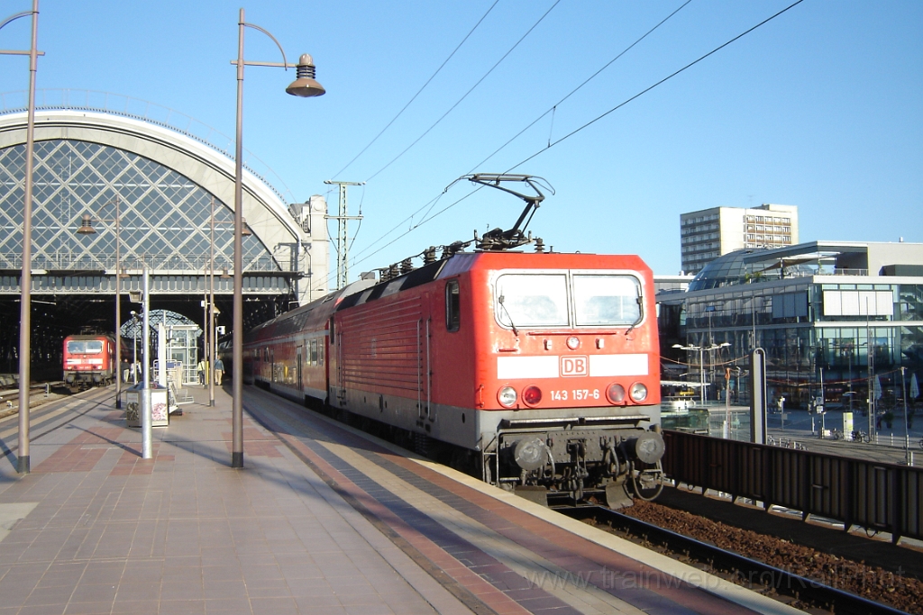 1222-0022-110906.jpg - DBAG 143.157-6 + 126-1 / Dresden Hbf 11.9.2006