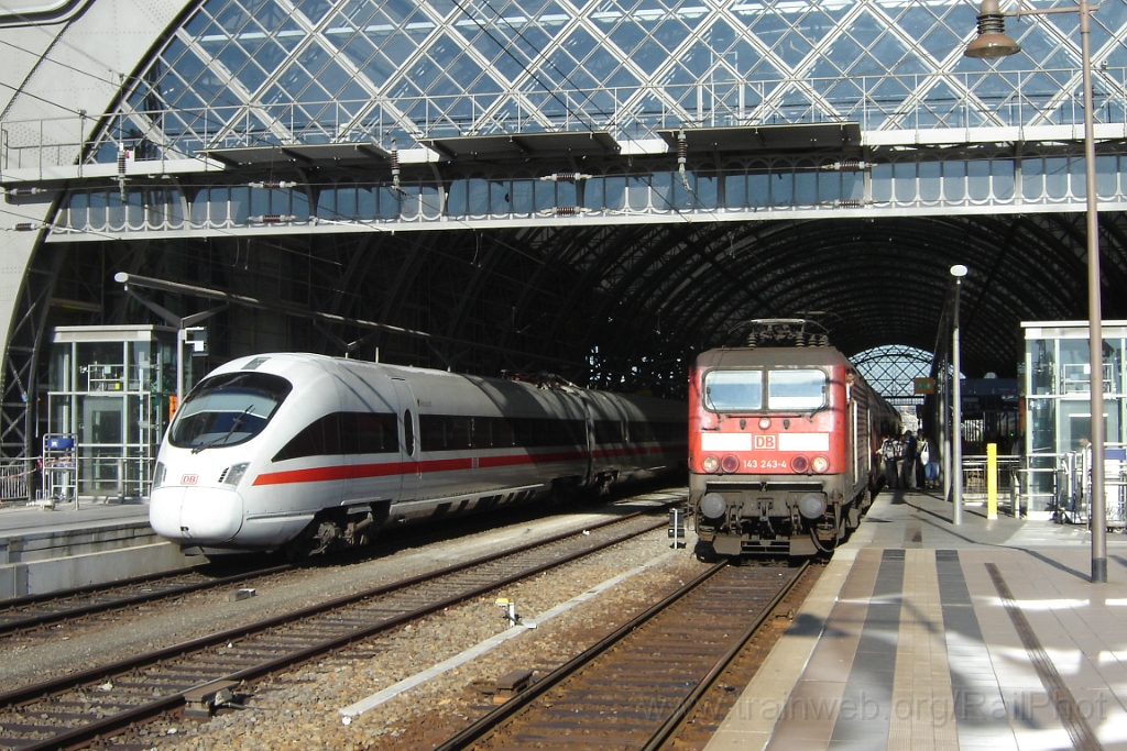 1222-0044-110906.jpg - DBAG ICE-T 411.525-9 + 143.243-4 / Dresden Hbf 11.9.2006