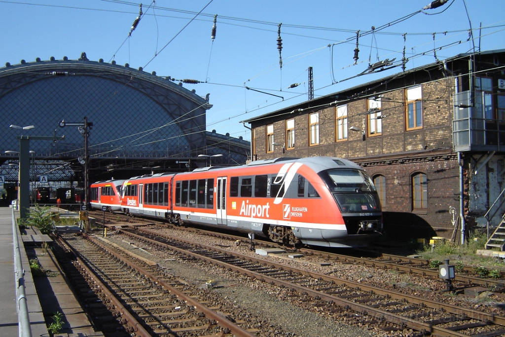 1223-0023-110906.jpg - DBAG 642.537-5 "Flughafen Dresden" + 642.631-6 / Dresden-Neustadt 11.9.2006