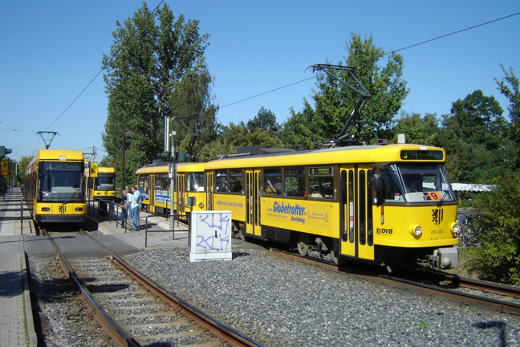 1223-0042-110906.jpg - DVB 224.222-0 "Globetrotter" + 244.024-6 "Tinten-Toner-Tankstation" + NGT-8DD 2704 "Eiscafé Venezia" / Prohlis 11.9.2006