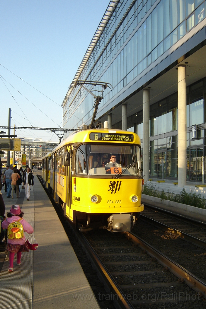 1224-0036-120906.jpg - DVB 224.283-2 "Werner & Thiele" + 224.281-6 / Hauptbahnhof Nord 12.9.2006