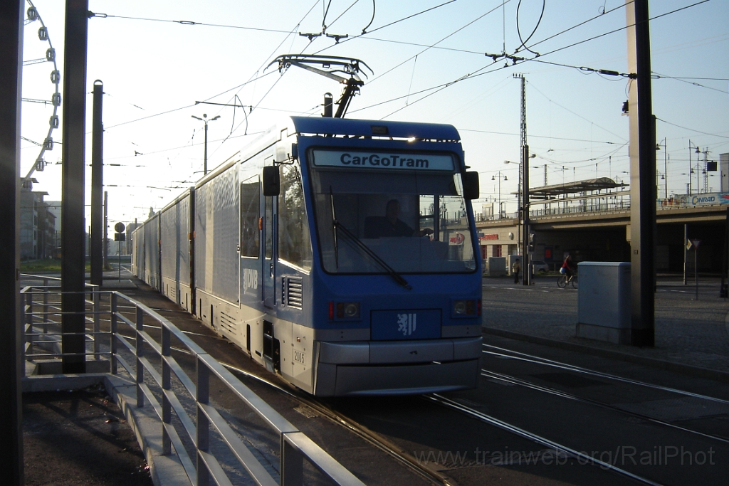 1224-0041-120906.jpg - DVB CarGoTram 2005 / Hauptbahnhof 12.9.2006