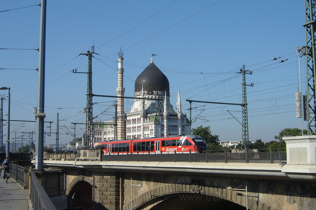 1228-0038-130906.jpg - DBAG 642.537-5 "Flughafen Dresden" / Dresden (Marienbrücke) 13.9.2006