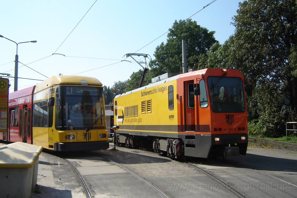 1229-0011-130906.jpg - DVB 201.001-2 + NGT-6DD 2714 / Leutewitz 13.9.2006