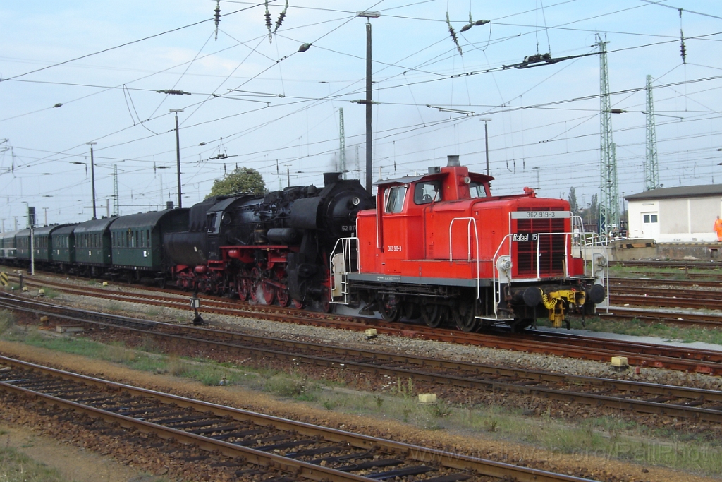 1240-0028-160906.jpg - DBAG 362.919-3 + DR 52.8177-9 / Cottbus Hbf 16.9.2006