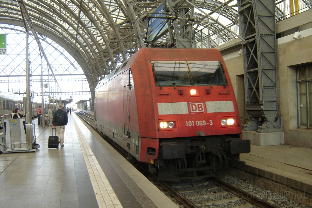 1252-0048-210906.jpg - DBAG 101.069-3 "Unsere Preise schonen ihren Geldbeutel" / Dresden Hbf 21.9.2006