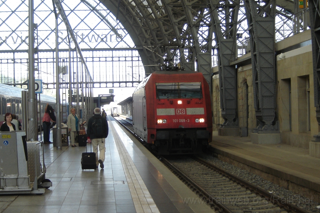 1252-0049-210906.jpg - DBAG 101.069-3 "Unsere Preise schonen ihren Geldbeutel" / Dresden Hbf 21.9.2006