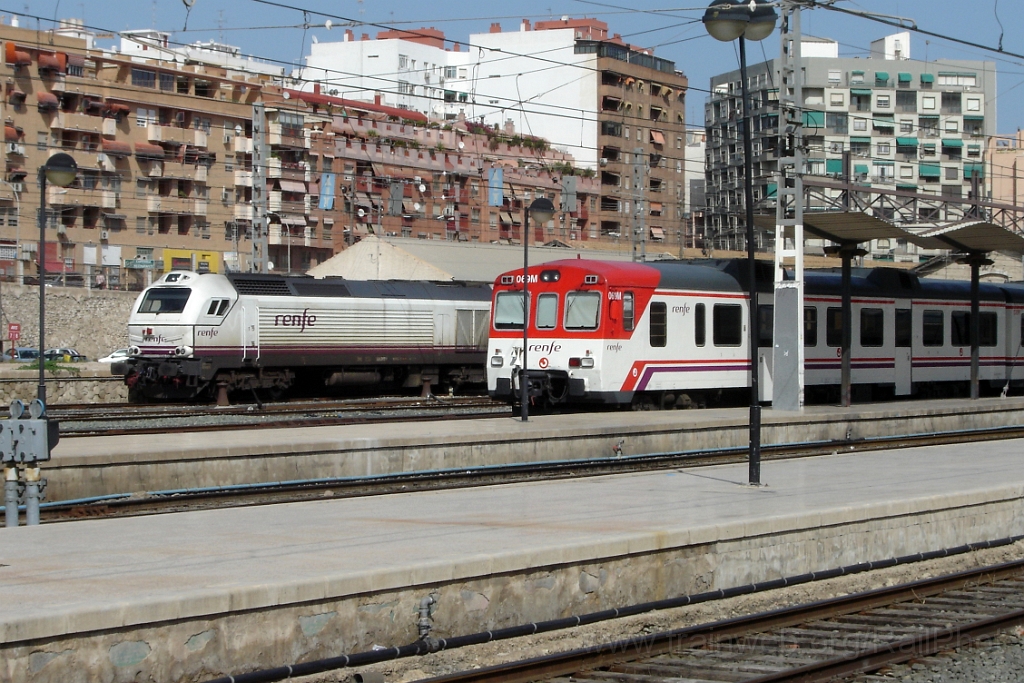 1318-0035-240407.jpg - Renfe 334.002-3 + 592.069-9 / Alicante - Estacion de Madrid 24.4.2007