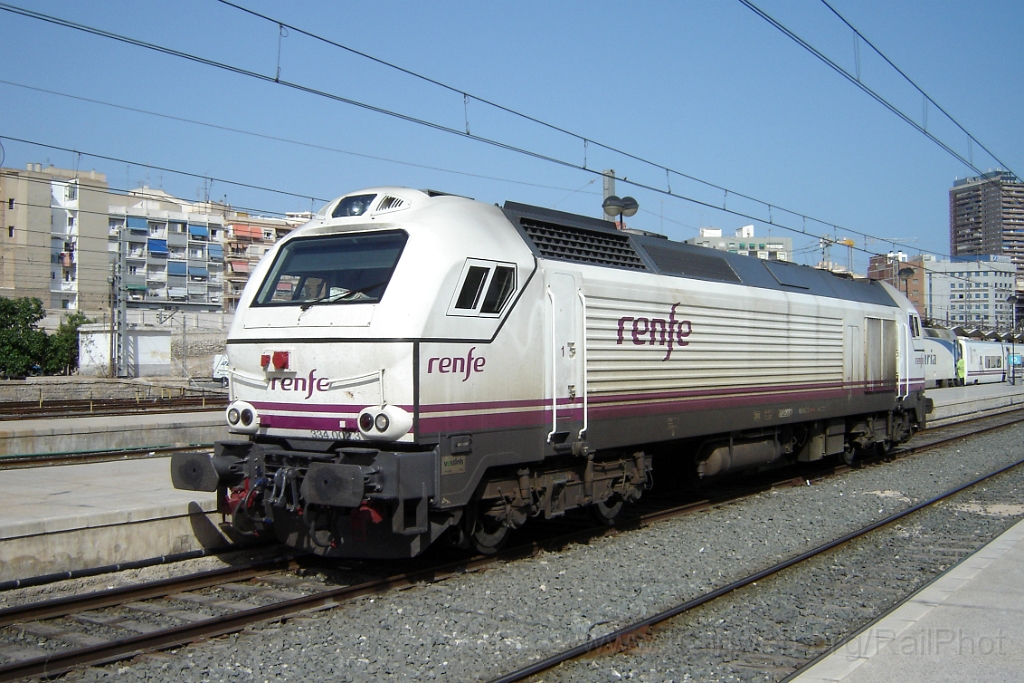 1319-0007-240407.jpg - Renfe 334.002-3 / Alicante - Estacion de Madrid 24.4.2007