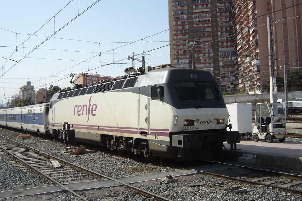 1319-0012-240407.jpg - Renfe 252.053-4 / Alicante - Estacion de Madrid 24.4.2007