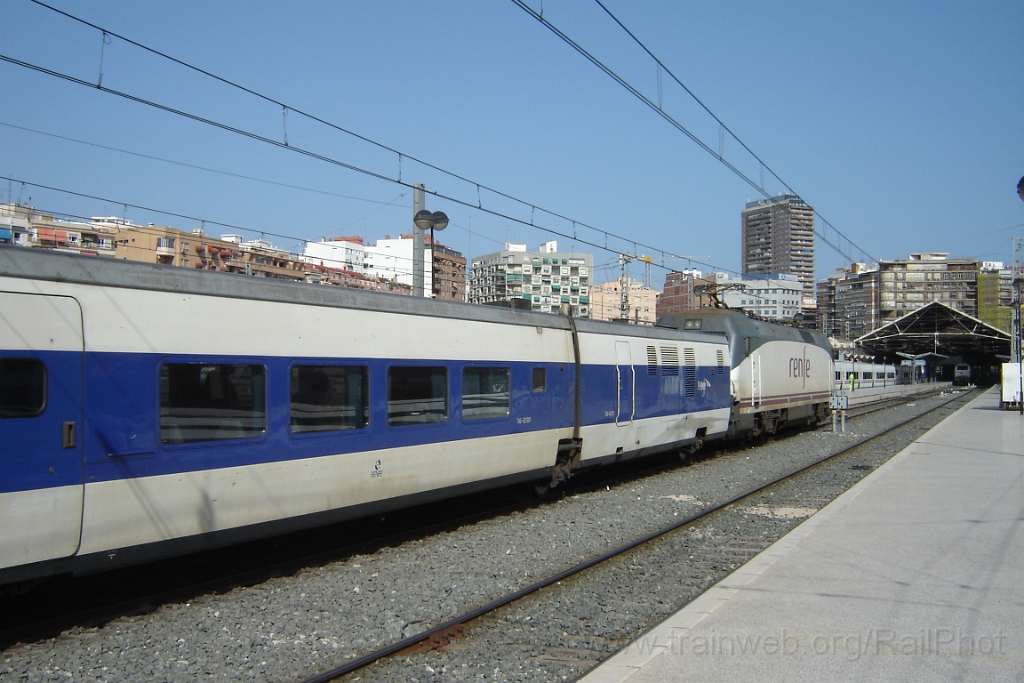 1319-0014-240407.jpg - Renfe 252.053-4 / Alicante - Estacion de Madrid 24.4.2007