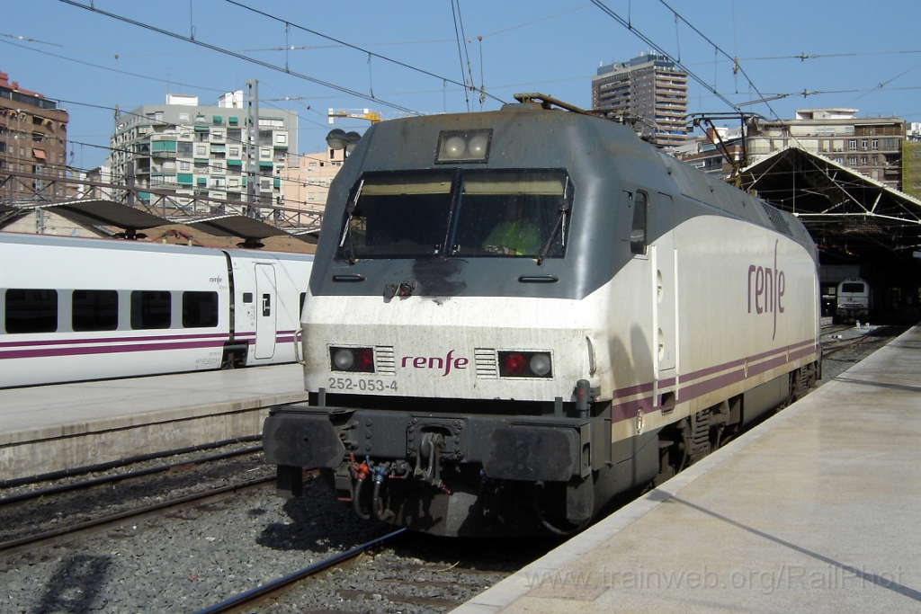 1319-0015-240407.jpg - Renfe 252.053-4 / Alicante - Estacion de Madrid 24.4.2007