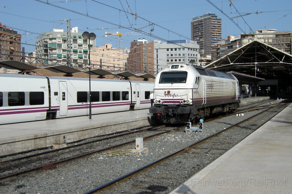 1319-0018-240407.jpg - Renfe 334.002-3 / Alicante - Estacion de Madrid 24.4.2007
