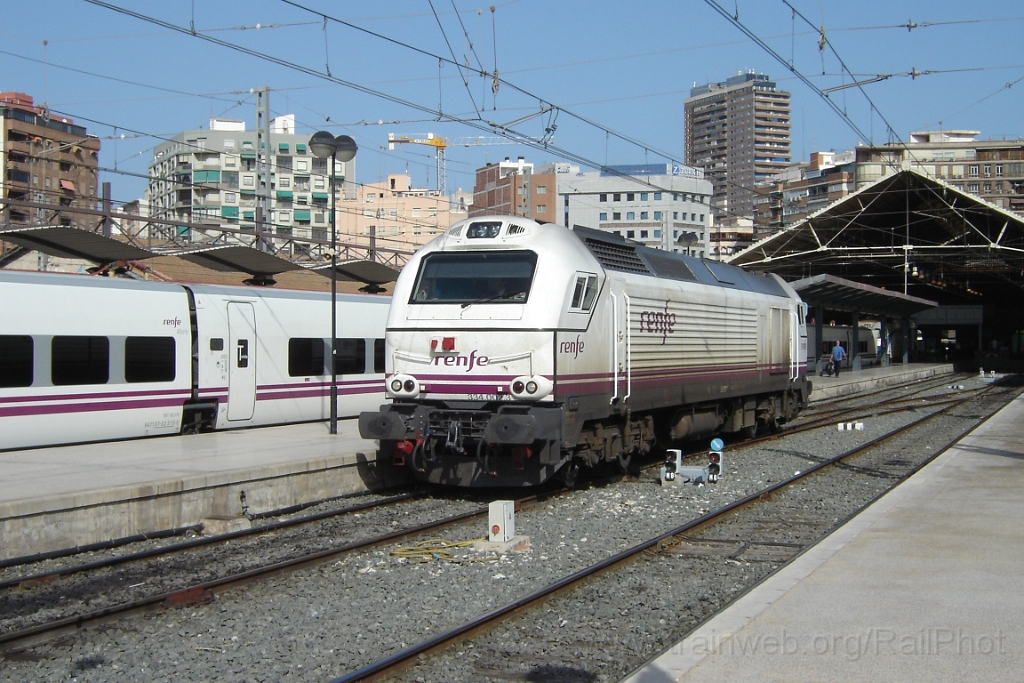 1319-0019-240407.jpg - Renfe 334.002-3 / Alicante - Estacion de Madrid 24.4.2007