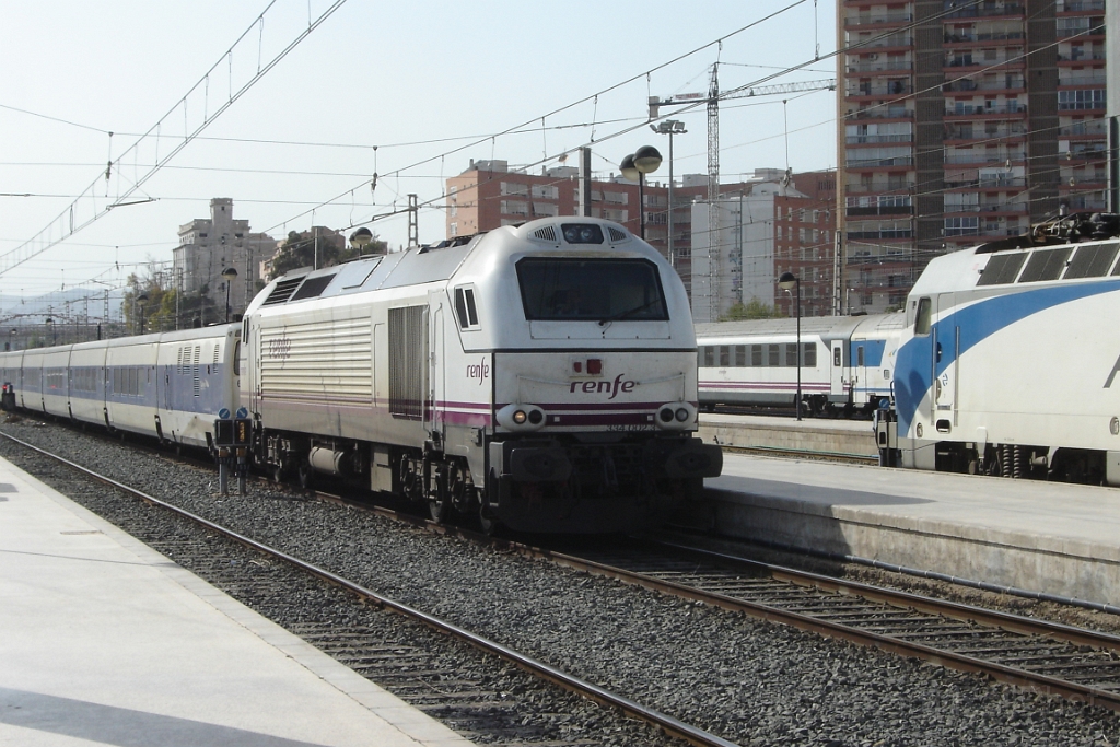 1319-0033-240407.jpg - Renfe 334.002-3 / Alicante - Estacion de Madrid 24.4.2007