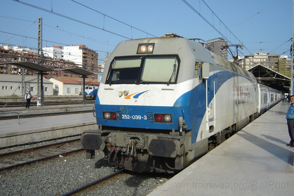 1319-0042-240407.jpg - Renfe 252.039-3 / Alicante - Estacion de Madrid 24.4.2007