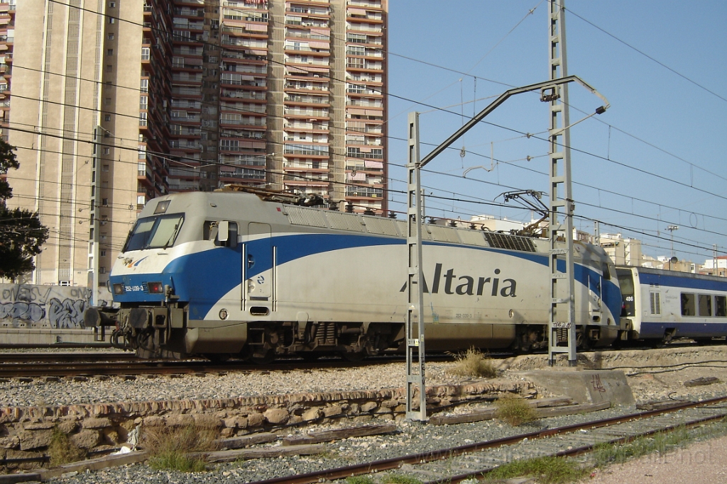 1320-0008-240407.jpg - Renfe 252.039-3 / Alicante - Estacion de Madrid 24.4.2007