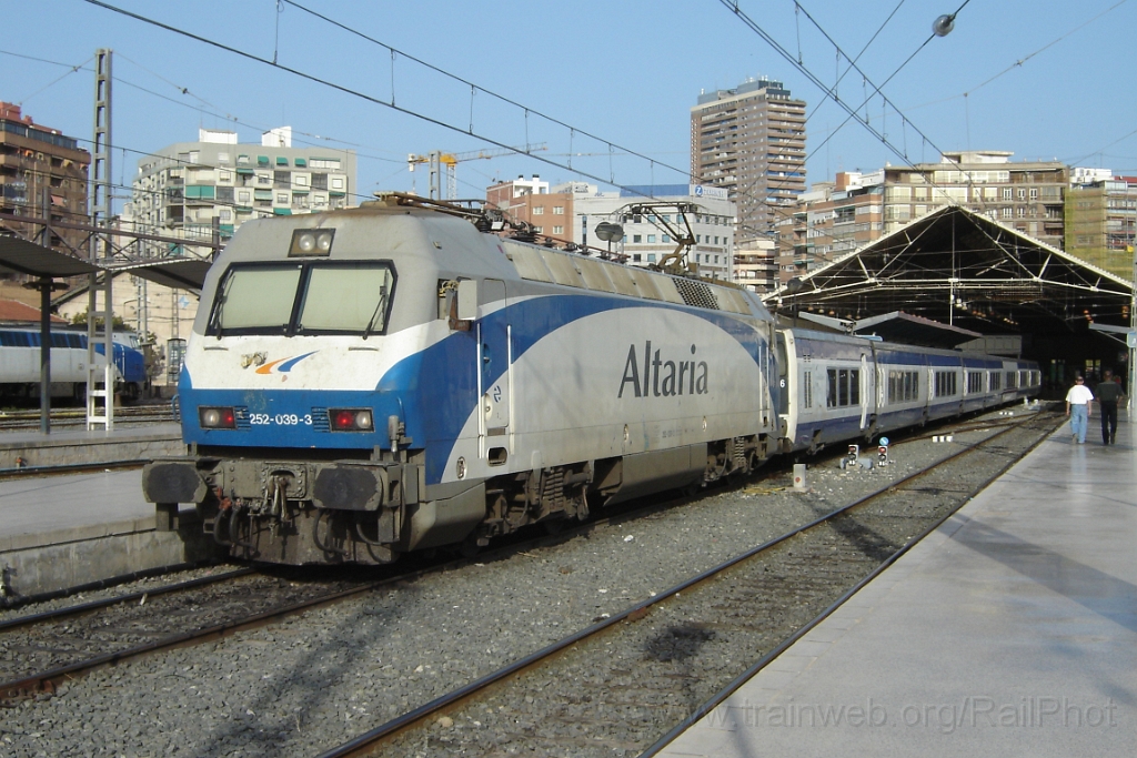 1320-0025-240407.jpg - Renfe 252.039-3 / Alicante - Estacion de Madrid 24.4.2007