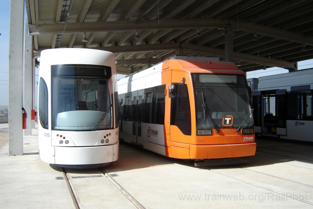 1320-0032-250407.jpg - FGV 3803 + 4210 / Poble Espanyol - Talleres 25.4.2007