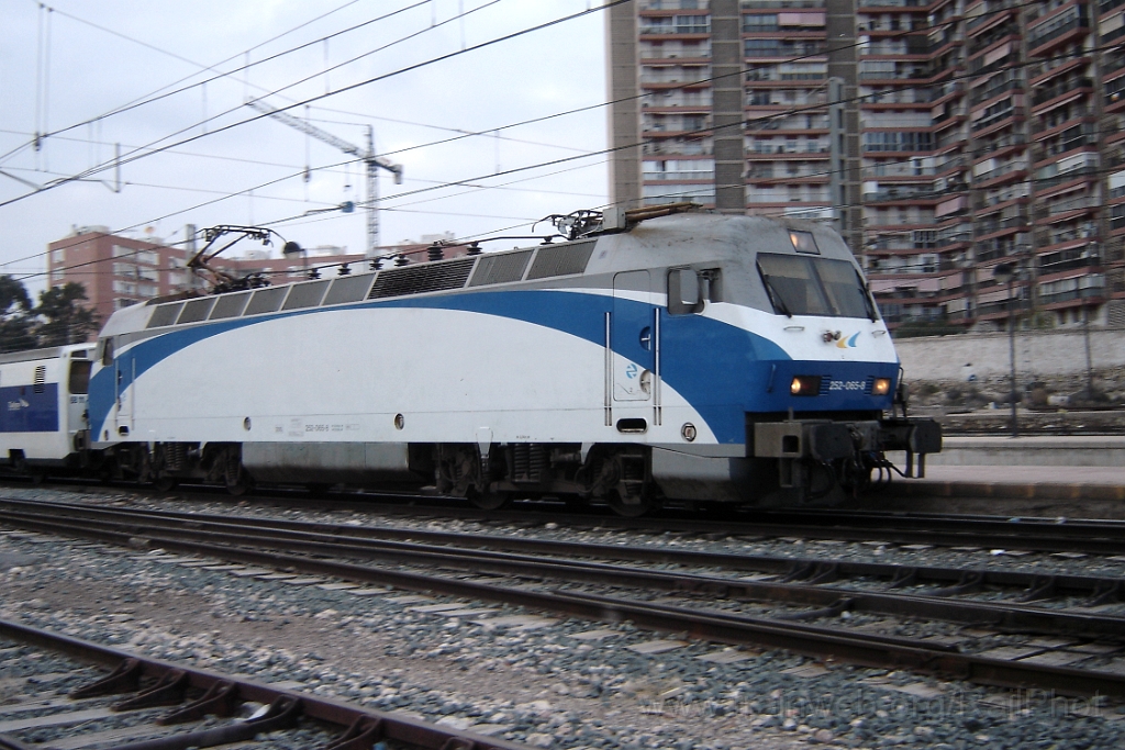 1324-0029-260407.jpg - Renfe 252.065-8 / Alicante - Estacion de Madrid 26.4.2007