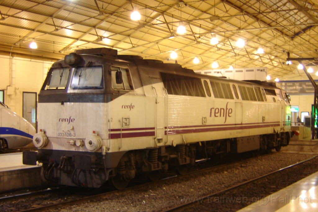 1324-0048-260407.jpg - Renfe 333.106-3 / Alicante - Estacion de Madrid 26.4.2007