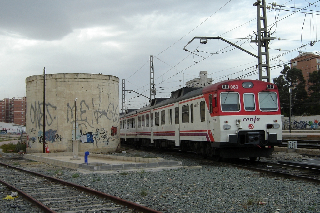 1340-0040-220507.jpg - Renfe 592.063-2 / Alicante - Estacion de Madrid 22.5.2007